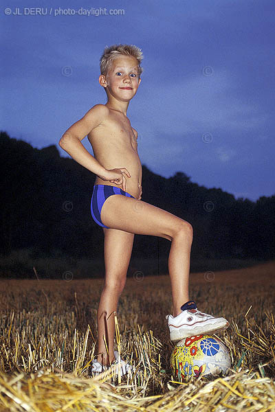 petit garon et son ballon - little boy and his ball